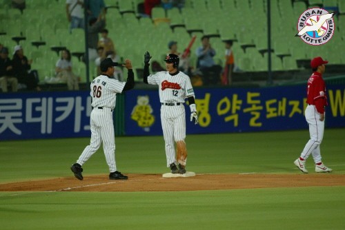 [5월 14일 한화전] 박영태코치와 김주찬선수의 하이파이브