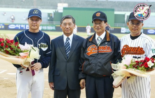 7월6일 두산전/황철곤 마산시장님의 꽃다발 증정식