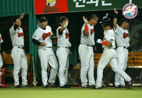 6월16일 LG전/6회말 2사/김주찬 선수가 홈런을 친후 선수들과 하이파이브를 나누고 있다