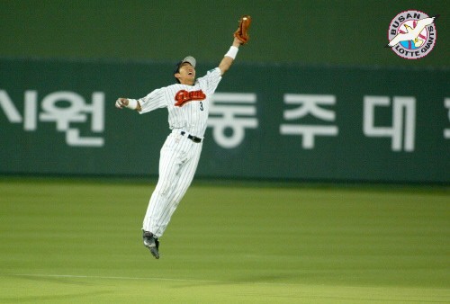6월16일 LG전/9회초 무사/LG타자 최만호의 공을 점프하여 잡아내는 박기혁선수