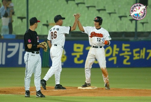 6월16일 LG전/9회말 무사/김주찬선수가 3루타를 치고 박영태코치와 하이파이브를 하는모습