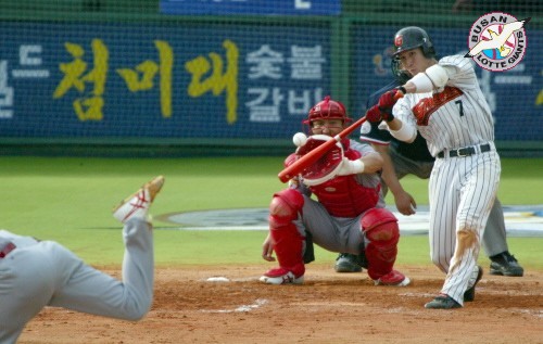 6월20일 KIA DH-1차전/8회 2사 2루/롯데 박남섭 선수가 좌월 투런 홈런을 치고 있다