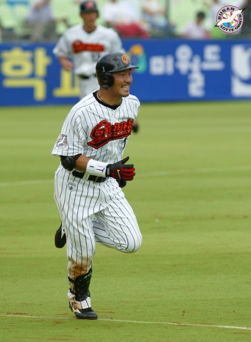 6월20일 DH-1 기아전/2회 말 무사 2사 3루/ 롯데 김대익 선수가 2루타를 치고 좋아 하고 있다.