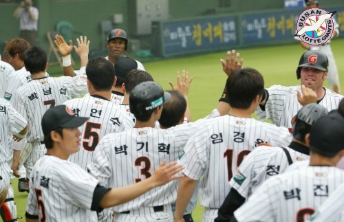 6월20일 DH-1 기아전/ 3회말 무사 1루/롯데 5번 타자 라이언이 투런 홈런을 치고 롯데 선수들과 기뻐하고있다
