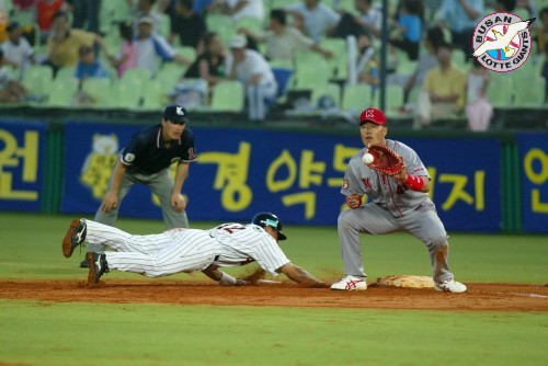 6월20일 KIA DH-2차전/5회말 무사 1루/김주찬 선수가 기아의 투수 최용호 선수로 부터 견제구를 받고 있다.