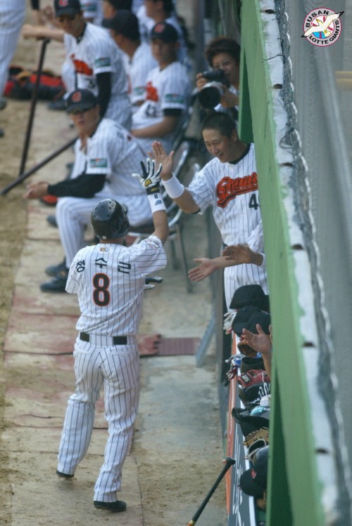7월8일 두산전/홈인한 정수근선수가 동료들의 축하를 받고 있다