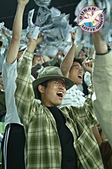 4월 28일 삼성전 더블헤더 2차전 신문지 응원