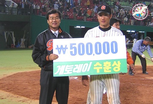 4월 6일 두산전에서 수훈상을 받은 김주찬 선수의 모습