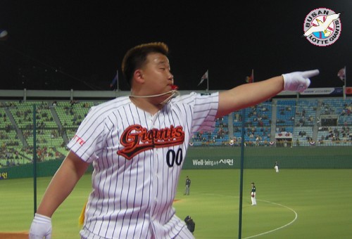4월 6일 개막전에서 롯데 응원단장의 모습