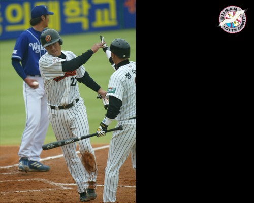 4월 18일 2회말 볼넷으로 출루, 홈인하는 최기문 선수의 모습
