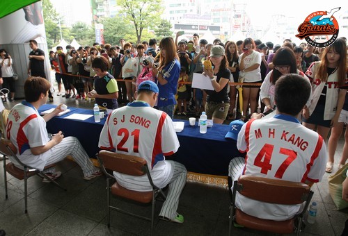 야구의 날 야외광장 팬 싸인회