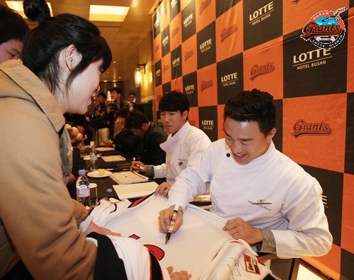 롯데 조성환·강민호·전준우·손아섭 선수, 일일 호텔리어