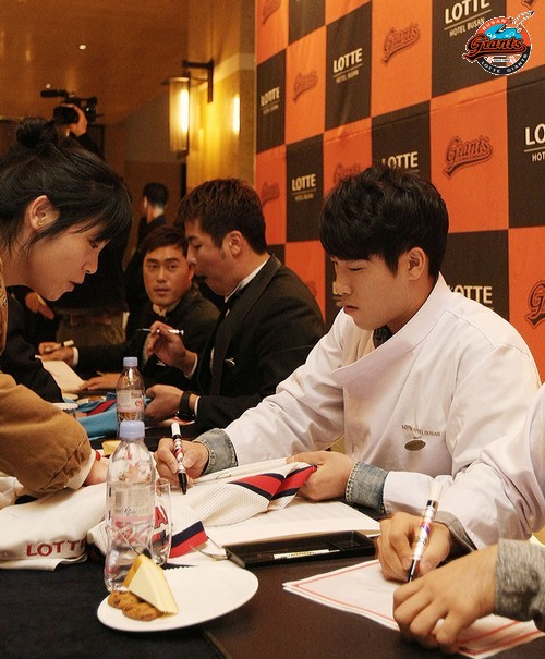 롯데 조성환·강민호·전준우·손아섭 선수, 일일 호텔리어