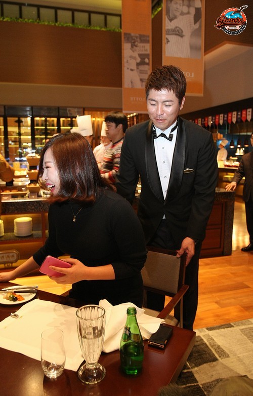 롯데 조성환·강민호·전준우·손아섭 선수, 일일 호텔리어