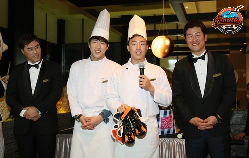 롯데 조성환·강민호·전준우·손아섭 선수, 일일 호텔리어